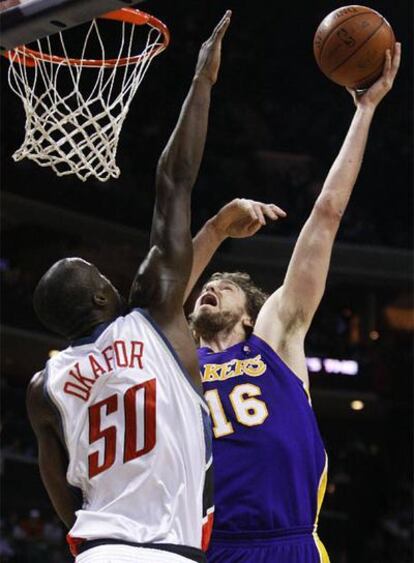 El jugador de los Bobcats Emeka Okafor cubre al español Pau Gasol, de los Lakers, en el Time Warner Cable Arena de Charlotte.