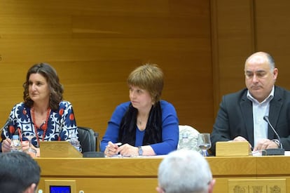 En el centro, la directora de À Punt, Empar Marco, en la comisión de las Cortes Valencianas.