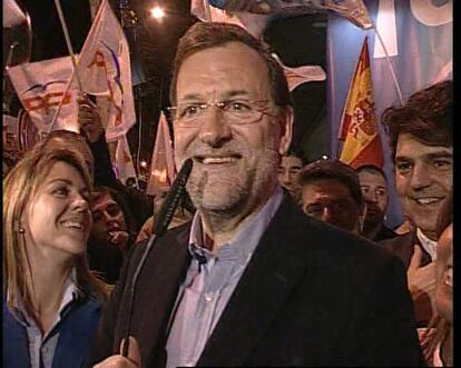 Rajoy felicita a Feijoo ante la sede del PP en Madrid