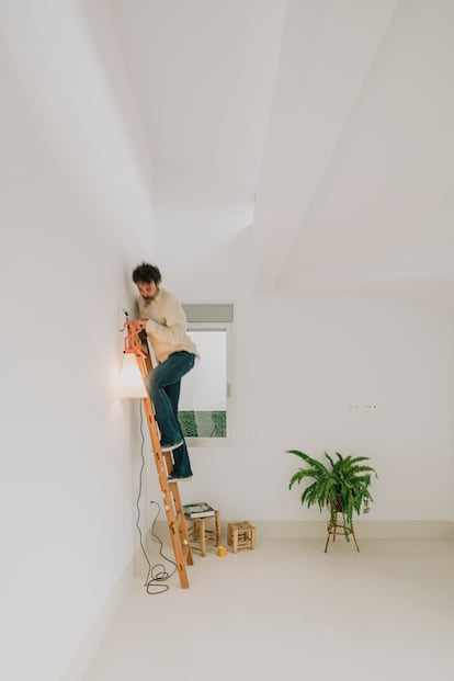 Living in an old fisherman's house a few steps from the sea: this is the 70 square meter home that resists gentrification | ICON Design
