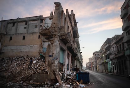 Edificios derrumbados en la calle San Lázaro, en La Habana Vieja, en octubre de 2023.
