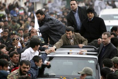 El presidente de Irán, Mahmud Ahmadineyad, saluda a sus seguidores durante un viaje a la provincia de Elam (oeste) en 2007.