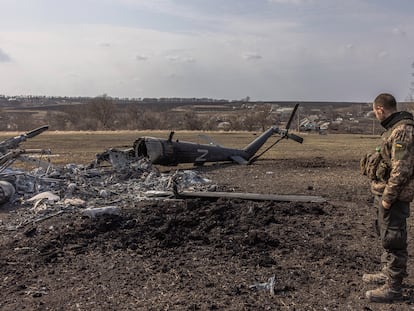 Un soldado ucranio contemplaba el jueves un helicóptero ruso destruido, con la letra 'Z', el símbolo escogido por las tropas invasoras, cerca de Járkov, en el noreste del país.