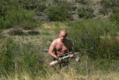 Putin practica la caza con un potente rifle en las montañas de Sayan en el verano de 2007.