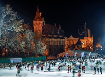 Pista de patinaje sobre hielo en el lago del parque Vrosliget, con el castillo de Vajdahunyad de fondo. 