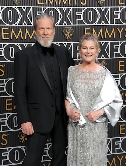 El actor Jeff Bridges junto a su mujer Susan Geston. Él estaba nominado a mejor actor de drama por su trabajo en 'Old man'.