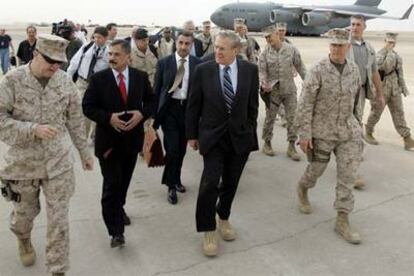 Donald Rumsfeld junto al Ministro de Defensa iraquí, Hazim al Sha&#39;laan, en el campo militar Assad de Irak.