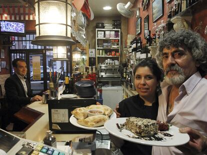 Mauricio Martínez y Marina muestran platos típicos chilenos en su restaurante El Regreso del Winnipeg Chile.