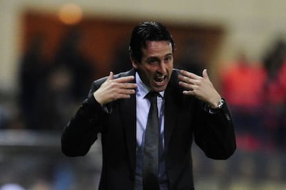 Emery gesticula durante el partido ante el Atlético de Madrid