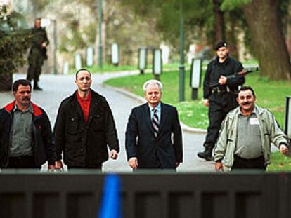 El ex presidente de Yugoslavia Slobodan Milosevic, junto a sus escoltas, en marzo de este año, poco antes de su detención, en su casa de Belgrado.