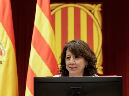 La presidenta del Parlament, Anna Erra, en un debate en la cámara. QUIQUE GARCIA (EFE)