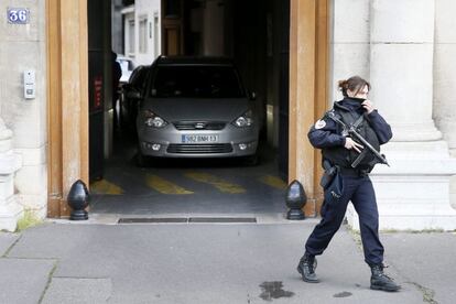 Una policía hace guardia en el número 36 de Quai des Orfevres, histórica sede de la Policía Judicial de París, junto al Palacio de Justicia, donde el sospechoso Salah Abdeslam comparecerá ante el juez en París, Francia, hoy, 27 de abril de 2016. Salah Abdeslam, inculpado por su supuesta participación en los atentados del 13 de noviembre en París, ha sido trasladado a Francia desde la prisión de Beveren, en el norte de Bélgica.