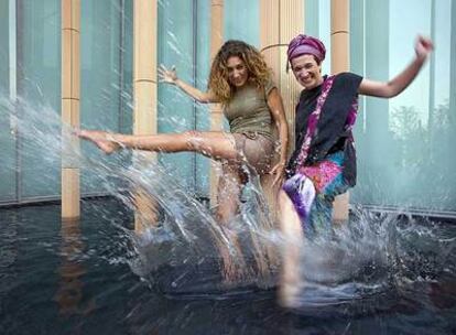 Estrella Morente y Dulce Pontes juegan con el agua en un estanque exterior del pabellón de España de la Expo.