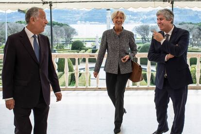 Presidente de Portugal, Marcelo Rebelo de Sousa, junto al ministro de Finanzas, Mário Centeno, y la directora del FMI, Christine Lagarde.