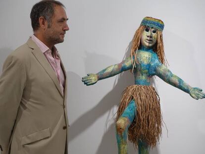 Kike León, responsable de los centros culturales de la Cooperación Española, junto a una de las obras de Fernando Nguema.