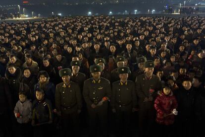 Los coreanos del norte se reúnen en la colina Mansu para poner flores en la base de las estatuas de los líderes finales, Kim Il Sung y Kim Jong Il, en Pyongyang, Corea del norte, lunes, 16 de diciembre de 2013, la víspera del segundo aniversario de la muerte de Kim Jong Il.