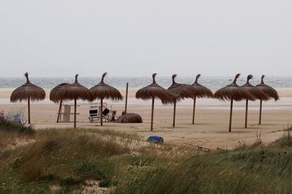 Sombrillas de un chiringuito cerrado en la playa vacía de Valdevaqueros de Tarifa.