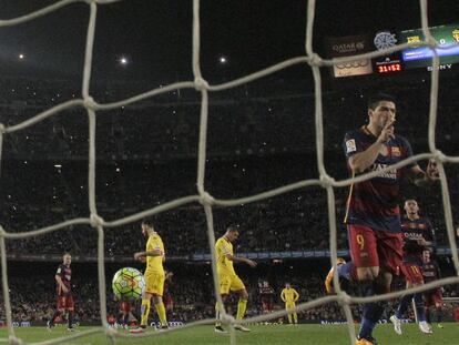 Su&aacute;rez celebra su segundo gol de penalti ante el Sporting. 