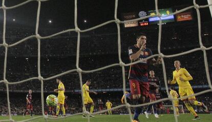 Su&aacute;rez celebra su segundo gol de penalti ante el Sporting. 