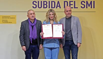 La vicepresidenta segunda del Gobierno y ministra de Trabajo y Economía Social, Yolanda Díaz, firma con los secretarios generales de CCOO, Unai Sordo y de UGT, Pepe Álvarez, el acuerdo para subir el SMI.