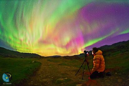 Las auroras boreales producen un baile de vistosos colores en el cielo. Algunos astr&oacute;nomos viajan a altas latitudes para observarlas. Por ejemplo, a Groenlandia, como es el caso de este fot&oacute;grafo.