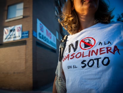 La plataforma No a la gasolinera ha colgado carteles y lonas en los muros y balcones del barrio del Soto (Móstoles) en rechazo a un proyecto de gasolinera que se instalaría en una parcela.