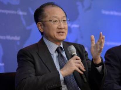 En la imagen un registro del presidente del Banco Mundial, Jim Yong Kim, quien afirmó que la entidad que dirige está comprometida "con ayudar al pueblo de Ucrania en estos difíciles tiempos". EFE/Archivo