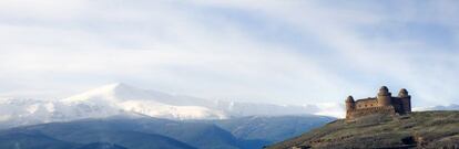 Las cumbres del parque nacional de Sierra Nevada; en primer t&eacute;rmino, el castillo de La Calahorra (Granada).
 