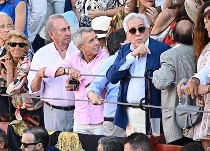 José Luis López 'El Turronero' (centro, con camisa rosa) , en una corrida de toros en Aranjuez (Madrid) el pasado 2 de junio.