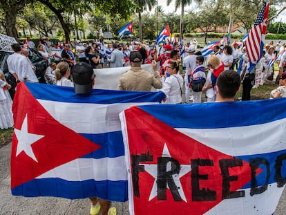 Cubanos se manifiestan frente a la Arquidiócesis de Miami, en octubre pasado.