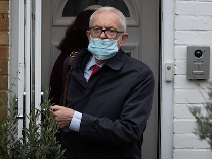 Jeremy Corbyn, a la puerta de su casa en Londres, el 29 de octubre, cuando se publicó el informe sobre el antisemitismo en el seno del Partido Laborista