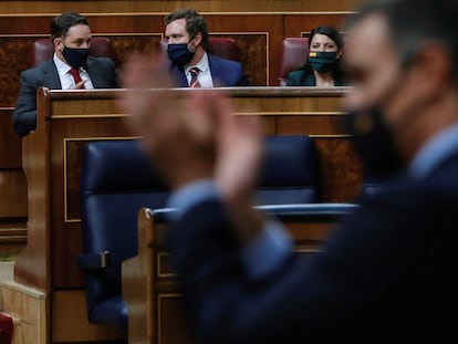 Sánchez interviene en el pleno frente a Abascal, Espinosa de los Monteros  y Macarena Olona.  EFE/Emilio Naranjo