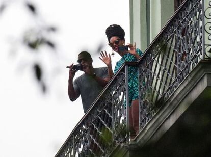 Beyoncé y Jay Z saludan desde el balcón a los cubanos que se amontonan a las afueras de su hotel en La Habana.