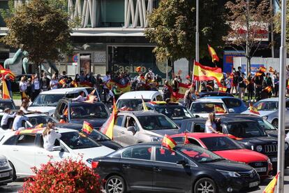 Centenares de coches han participado este lunes en la manifestación que Vox ha convocado para protestar contra el Gobierno, en la madrileña plaza de Colón.