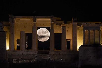 La lluna apareix darrere de l'Acròpolis d'Atenes (Grècia).