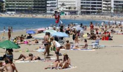 Cientos de turistas y vecinos de Las Palmas de Gran Canaria toman el sol en la playa. EFE/Archivo