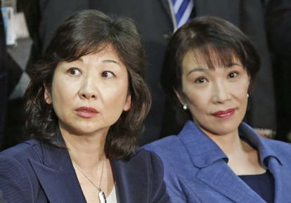 Las dos nuevas mujeres de la cúpula del Partido Liberal Democrático japonés, Seiko Noda y Sanae Takaichi.