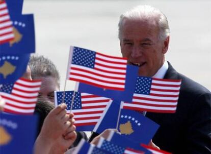 El vicepresidente estadounidense es recibido con banderas de su país y de Kosovo a su llegada a Pristina