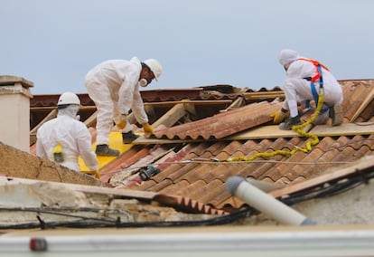 Tres obreros trabajaban en septiembre en el tejado de una vivienda en Guardamar del Segura (Alicante).