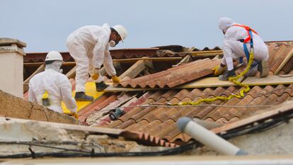 Varios trabajadores, en el tejado de un edificio.