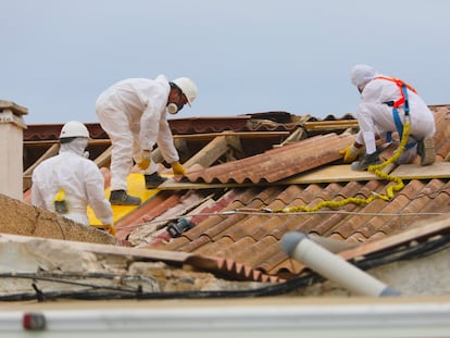 Tres obreros trabajaban en septiembre en el tejado de una vivienda en Guardamar del Segura (Alicante).