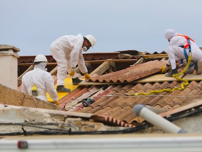 Varios trabajadores, en el tejado de un edificio.