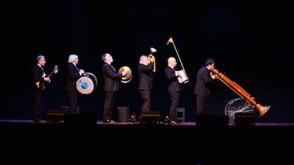 Les Luthiers, en una actuación en agosto del año pasado en Miami, con algunos de sus instrumentos locos. 