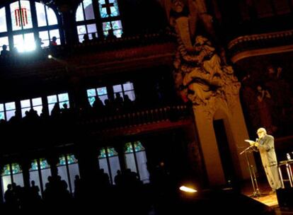 Josep Palau i Fabre lee uno de sus poemas en el Palau de la Música de Barcelona durante un festival de 2003.