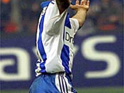 Djalminha celebra el penalti transformado ante el Milán.