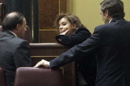 Soraya Sáenz de Santamaría habla con Vicente Martínez Pujalte (izquierda) y Rafael Hernando, en el Congreso.