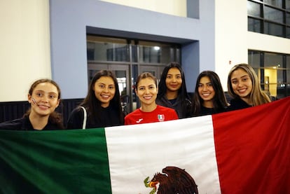 La entrenadora Blajaith Aguilar con la selección de gimnasia rítmica.