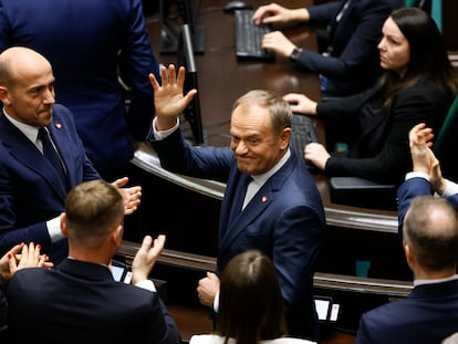 Donald Tusk saluda a los diputados de la bancada liberal tras ser elegido primer ministro en el Sejm, este lunes.