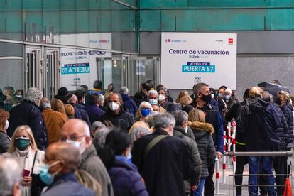 Personas hacen cola para ser vacunadas en el Wizink Center en Madrid el pasado abril.