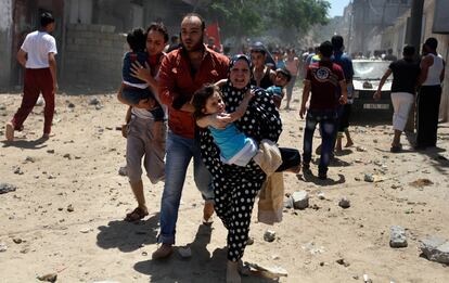 Una familia palestina huye de la zona tras un bombardeo en Gaza, el 9 de julio de 2014.